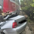 Stravične scene na pruzi: Prve slike i snimci iz Odžaka: Voz udario automobil, vozilo potpuno smrskano (foto, video)