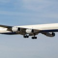 Drama u avionu! Poznata glumica napala stjuardese i pokušala da otvori vrata usred leta