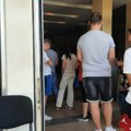 „Jedan šalter za sve, a sistem pada“: Na besplatne kartice za bazene Beograđani čekaju i po tri sata (FOTO)