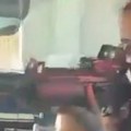 Predugo je bio u Meksiku: Britanski Ambasador uperio pušku na službenika ambsade (video)