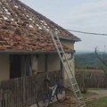 Stiže pomoć za domaćinstva koja su pretrpela štetu u Osečini: Goranu Petroviću oštećen crep na 7 objekata