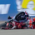 Horor incident u Španiji! MotoGP trku u Aragonu obeležio jeziv sudar! Svi su se uhvatili za glavu, motori leteli po stazi…