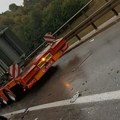 Automobil se sudario sa kamionom, pa zaustavio na zaštitnoj ogradi mosta: Za dlaku izbegnuta tragedija