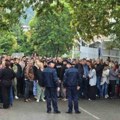 Protest porodica uhapšenih srpskih mladića ispred policijske stanice u Kosovskoj Mitrovici