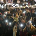 Emitovan prenos protesta iz Kragujevca na Trgu republike: Građani odali poštu stradalima u Novom Sadu FOTO