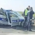 Stravičan snimak nesreće kod Inđije u kojoj je teško povređen policajac! "Volvo" i kola saobraćajne smrskani!