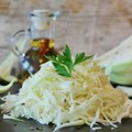 Zašto vaša kupus salata nije ukusna? Ovaj mali trik će promeniti sve, dobićete ukus kao iz restorana