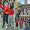 (Foto) zrenjaninski maturanti plesali kadril na glavnom trgu Obučeni u boje srpske trobojke, imali i posebne bele rekvizite-…