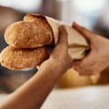 Hleb postaje luksuz? Cena u Evropi i do 3,4 evra - pogledajte koliko sada košta u Crnoj Gori!