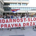 Studenti i građani ispred Palate pravde, čekaju informacije o privedenom studentu