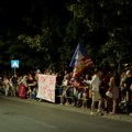 Profesor Boris Pendelj već sproveden kod prekršajnog sudije, građani se okupili ispred PU Zvezdara