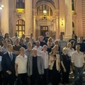 Ministri u Vladi i predstavnici SNS ispred Skupštine sa pristalicama i građanima