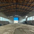 Prodaje se magacinsko-poslovni prostor u Grabovici – 600 m² sa industrijskom strujom i parkingom