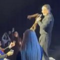 Dirljiv trenutak na koncertu Cetinskog: Baka izletela do bine i uručila mu pleteni šal, on joj poljubio ruku