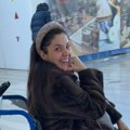 Nadicu Ademov voze u kolicima na aerodromu: Zadobila prelom, nosi longetu, otežano se kreće