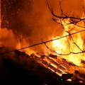 (Фото) Огроман пожар у Чачку: Ватра гута све пред собом, стигла и до куће: У току борба ватрогасаца са стихијом