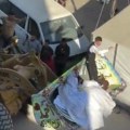 Pogledajte neobičnu svadbu u Gazi: Mladenci prošli kroz grad u bageru (video)