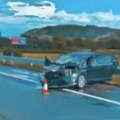 Teška saobraćajka na auto-putu: Sudarili se automobil i kamion, putničko vozilo zgužvano (foto/video)