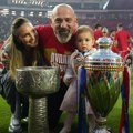 Nova supruga ljubila Dejana Stankovića na proslavi titule, tu je bila i mala ćerkica, dirljive scene na Rajku