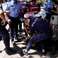 Policija suzavcem protiv antivladine Flamingo revolucije u Tirani