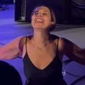 Nataša Ninković sela na binu i pala u sevdah: Nina Badrić zapevala, glumica zatvorila oči i raširila ruke, a iz nje izašla…