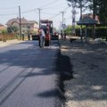 Putari rade na skoro 40 stepeni: Finalno asfaltiranje dela puta kroz Šavac
