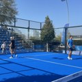 Jovana Joksimović prikazuje Padel umeće Pogledajte kako poznata voditeljka udara lopticu iz sve snage na "Padel Belgrade…