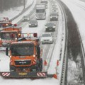 Snežna oluja izazvala kolaps u Nemačkoj: Aerodrom otkazao letove, gradski saobraćaj obustavljen! Ljudi skijaju po ulicama…