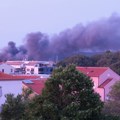 Prve fotografije požara u marini u Medulinu: Dim kulja na sve strane, meštani skakali u more, broj izgorelih plovila se popeo…