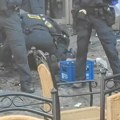 Pogledajte hapšenje srpskih navijača! Policija nije imala milosti - bacaju suzavac, jednog su oborili na zemlju dok ostale...