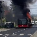 Goreo autobus u Železniku: Vatra gutala vozilo na liniji 521, vatrogasci odmah reagovali (video)