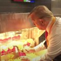 Donald Tramp obukao kecelju i služio pomfrit u McDonaldsu (video)