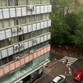 Počela kiša u Beogradu Izdato hitno upozorenje – građani beže pod nadstrešnice (foto)