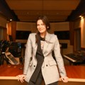 FOTO Milica Pavlović stigla u Sarajevo, ispred hotela je sačekalo iznenađenje: Pevačica bez šminke u opuštenom izdanju