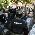 Policija koristila biber sprej protiv građana na demonstracijama ispred suda u Novom Sadu