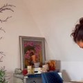 Glumica (33) pokazala kako pravi domaći burek: Stavila rukavice, pa razvukla testo preko celog stola (video)