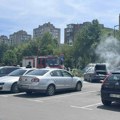 Automobil goreo na parkingu