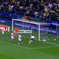 Kako je moguće da ovo nije gol? Imamo jedan od najbizarnijih promašaja u kvalifikacijama ikada