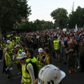 Veliki broj građana uputio se sa Slavije ka Bulevaru: Stoje tik uz kordon VIDEO
