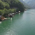 Perućac nazivaju i srpskim maldivima: Smaragdno jezero privlači turiste iz celog sveta: Smeštaj na vodi rasprodat mesecima…