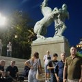 Protesti u nekoliko gradova u Srbiji: Ministri sa pristalicama SNS ispred Narodne skupštine