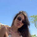 Opasan minić, a noge prekrstila: Bikovićeva žena pokazala vrelo izdanje iz Moskve, a u odrazu se vidi ko je slika - muž joj…