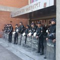 Protesti u Srbiji: Ispred Filozofskog u Novom Sadu mirno, policija i dalje na ulazu u fakultet