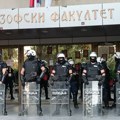Novo okupljanje ispred Filozofskog u Novom Sadu, na ulazu u fakultet kordon policije