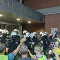 Okupljanje ispred Filozofskog fakulteta u Novom Sadu: Studenti traže povratak u zgradu, dekan ne pristaje na ultimatume
