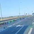 (Video) Haos na Zrenjaninskom putu: Iz kamiona poispadale silne gajbice i flaše, staklo na sve strane, vozači oprez!