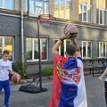VIDEO Navijači Srbije igraju basket u Rigi: Imaju novu zastavu, pogledajte postere podrške „orlovima“