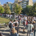 Jednočasovni štrajk upozorenja dela zaposlenih u Jovinoj gimnaziji održan ispred tri škole