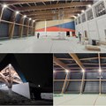 (Foto) Izgradnja fiskulturne sale Gimnazije „Laza Kostić” u Novom Sadu ulazi u sam finiš. Stigli golovi i gimnastičke sprave…