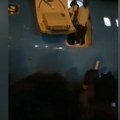 Putnici iskakali iz aviona: "Osećali smo se kao da smo zaboravljeni" (video)